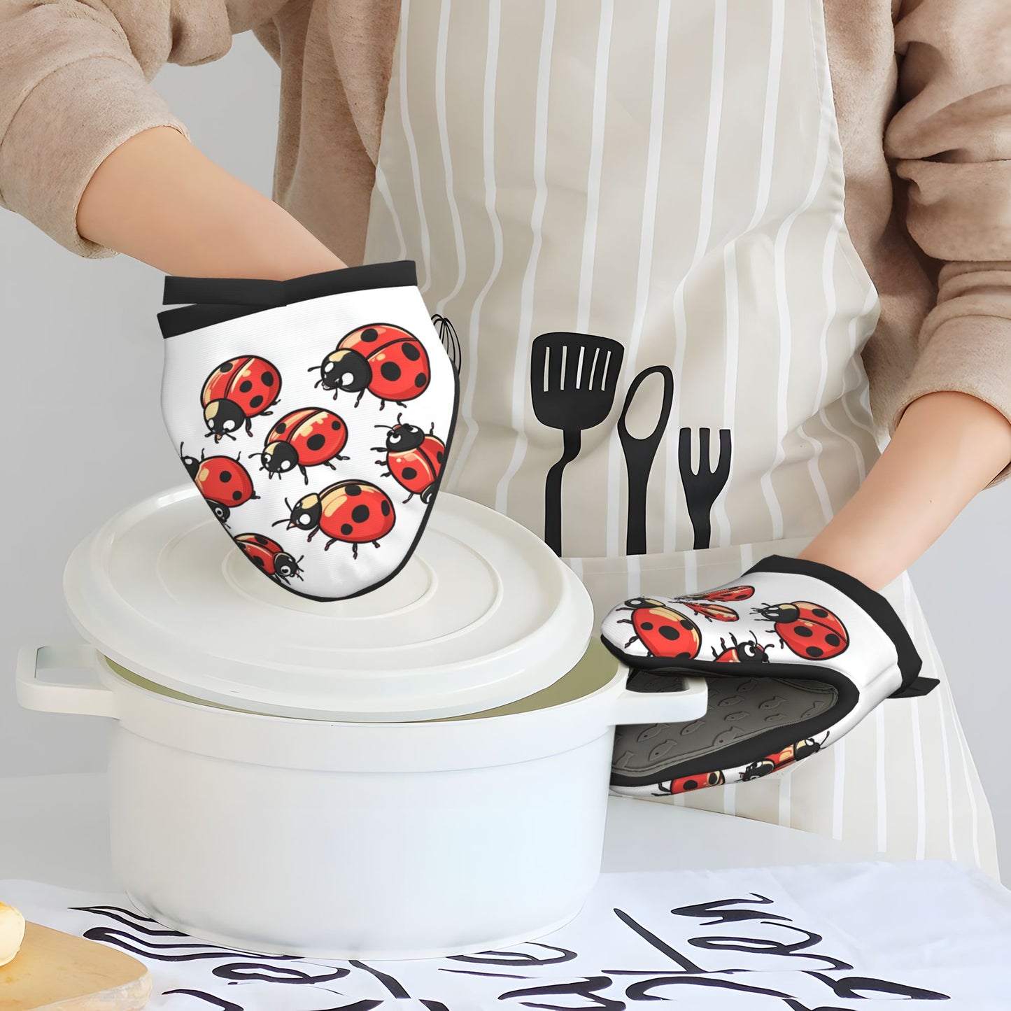 Cute Ladybug - Printed Heat - Resistant Oven Mitt, 5.9 Inches (15cm), Anti - Scald Kitchen Baking Glove